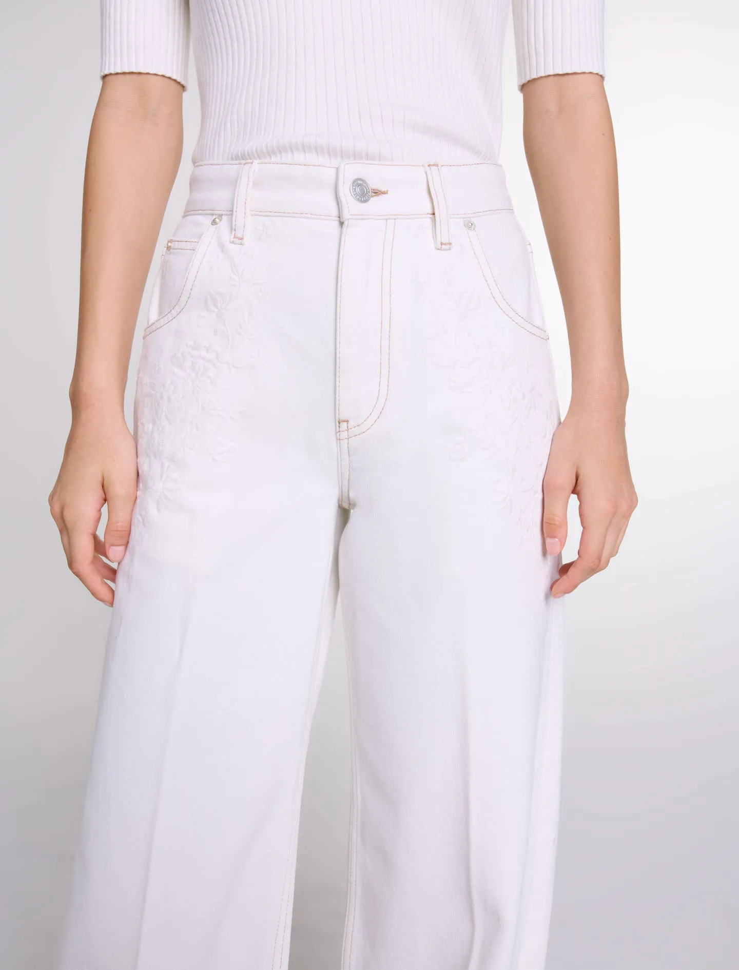 Embroidered high-waisted jeans